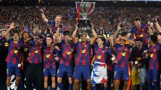 Barcelona campeón 2026 levantando el trofeo de LaLiga en el Spotify Camp Nou tras vencer al Real Madrid.