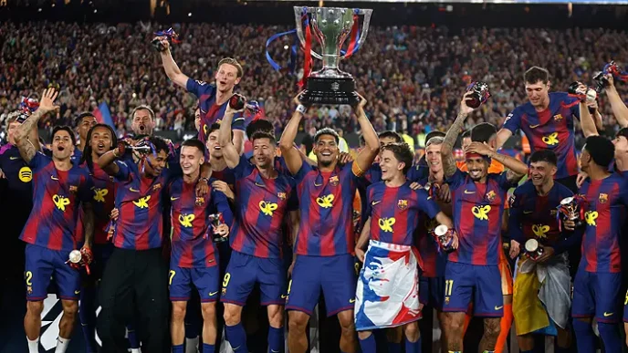 Barcelona campeón 2026 levantando el trofeo de LaLiga en el Spotify Camp Nou tras vencer al Real Madrid.