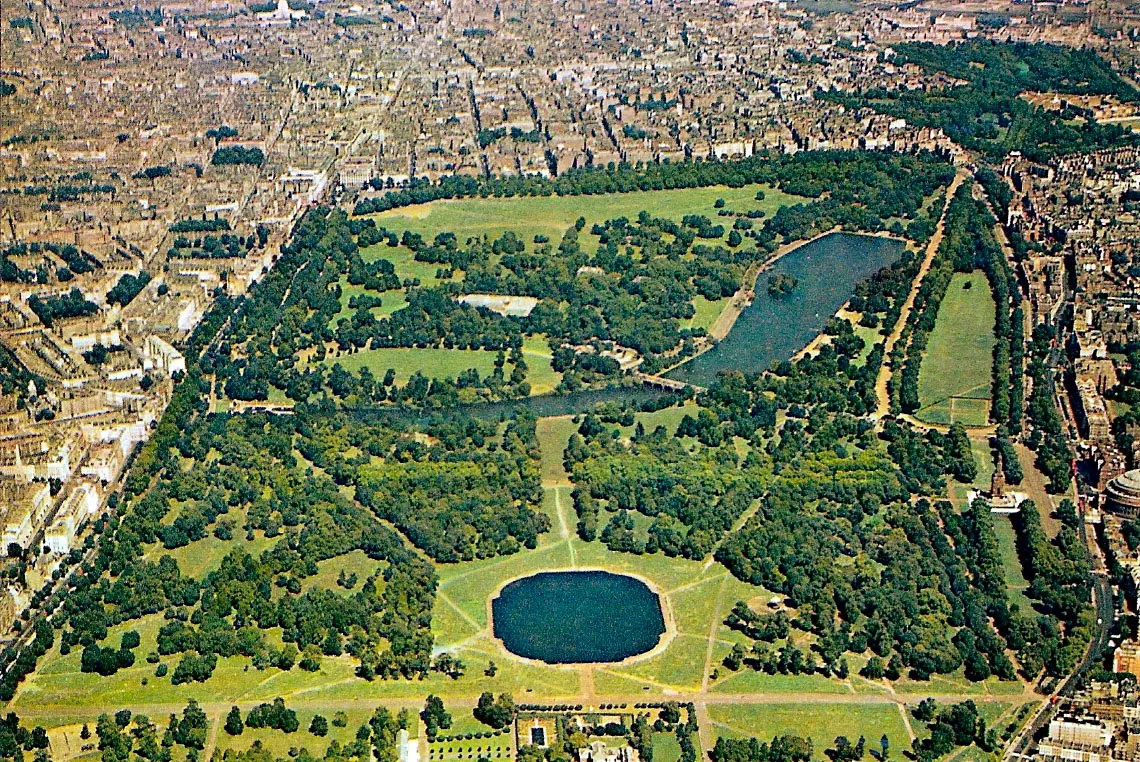Turismo en Londres con vista aérea de Hyde Park durante la primavera en la capital británica.