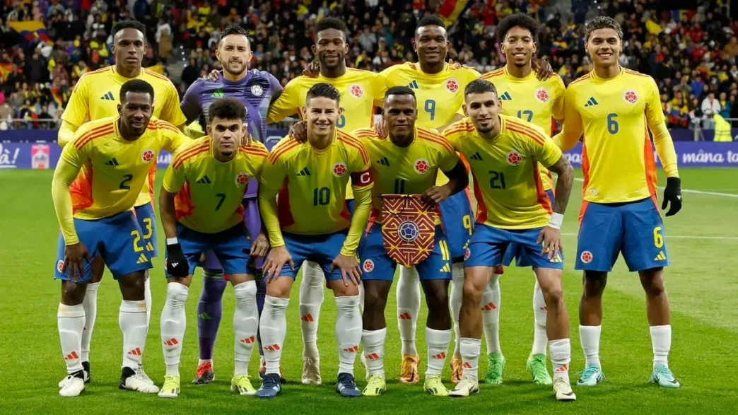 Jugadores de la Selección Colombia posando en el campo como parte de la convocatoria para el Mundial 2026.