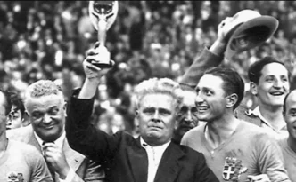 Historia Mundial 1934 con Italia celebrando el título de la Copa del Mundo en Roma tras vencer a Checoslovaquia.