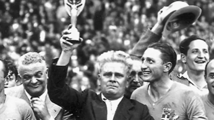 Historia Mundial 1934 con Italia celebrando el título de la Copa del Mundo en Roma tras vencer a Checoslovaquia.