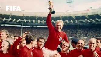 Historia Mundial 1966 con Bobby Moore levantando el trofeo Jules Rimet tras la victoria de Inglaterra en Wembley.