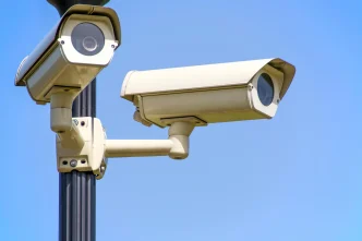 Cámaras de reconocimiento facial Londres instaladas en calles de Croydon durante operativo policial.