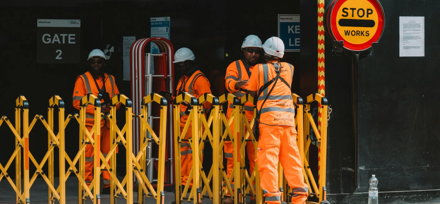 Trabajadores en Londres durante una jornada laboral tras el aumento del London Living Wage en Reino Unido.