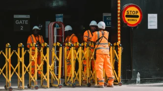 Trabajadores en Londres durante una jornada laboral tras el aumento del London Living Wage en Reino Unido.