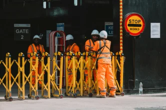 Trabajadores en Londres durante una jornada laboral tras el aumento del London Living Wage en Reino Unido.
