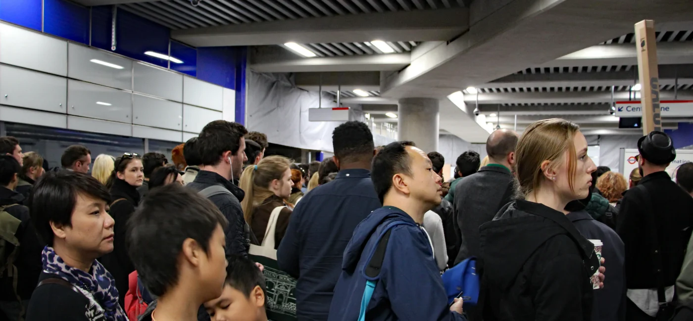 Huelga Metro Londres provoca aglomeraciones de pasajeros en una estación del metro de la capital británica.