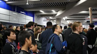 Huelga Metro Londres provoca aglomeraciones de pasajeros en una estación del metro de la capital británica.