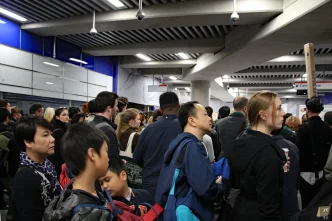 Huelga Metro Londres provoca aglomeraciones de pasajeros en una estación del metro de la capital británica.