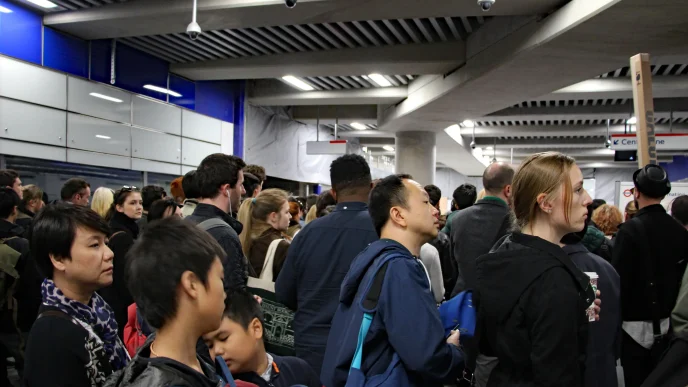 Huelga Metro Londres provoca aglomeraciones de pasajeros en una estación del metro de la capital británica.