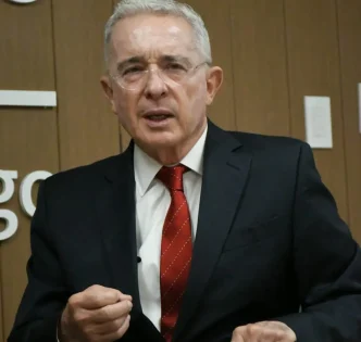 El expresidente colombiano Álvaro Uribe Vélez durante una intervención pública.