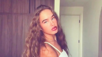 Brooke George influencer británica involucrada en un caso judicial en Dubái.