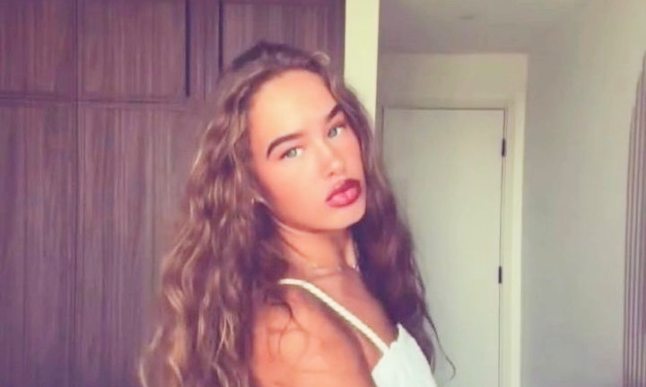 Brooke George influencer británica involucrada en un caso judicial en Dubái.