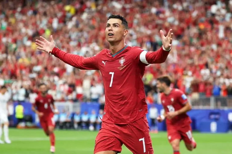 Cristiano Ronaldo se convierte en el primer jugador en anotar en 6 mundiales. Repasamos los 3 récords goleadores que rompió tras su doblete contra Uzbekistán.