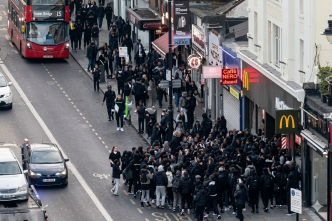 Multitud de adolescentes convocados por un reto viral de TikTok frente a locales comerciales en Clapham, Londres.