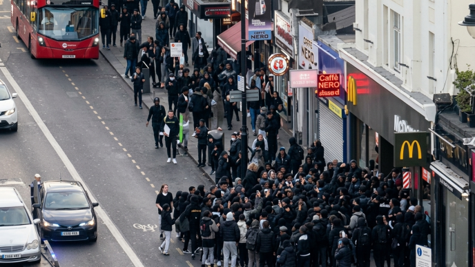 Multitud de adolescentes convocados por un reto viral de TikTok frente a locales comerciales en Clapham, Londres.