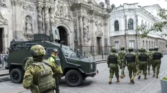 Patrullaje de las fuerzas de seguridad y vehículos blindados en las calles de Ecuador.