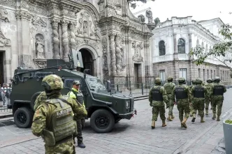 Patrullaje de las fuerzas de seguridad y vehículos blindados en las calles de Ecuador.