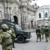 Patrullaje de las fuerzas de seguridad y vehículos blindados en las calles de Ecuador.