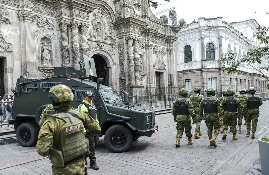 Patrullaje de las fuerzas de seguridad y vehículos blindados en las calles de Ecuador.