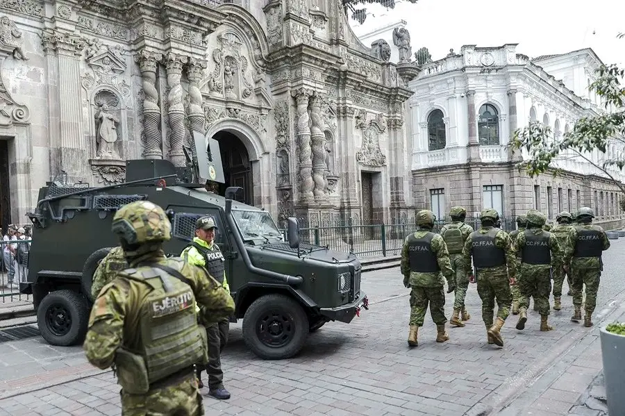 Patrullaje de las fuerzas de seguridad y vehículos blindados en las calles de Ecuador.
