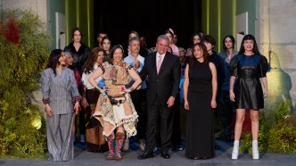 Ovidio Claros Polanco, presidente ejecutivo de la Cámara de Comercio de Bogotá, junto a los 7 diseñadores que integran [PUENTE] Internacional.