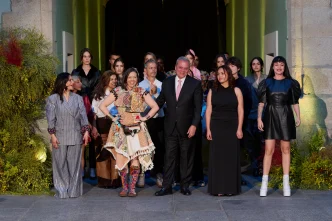 Ovidio Claros Polanco, presidente ejecutivo de la Cámara de Comercio de Bogotá, junto a los 7 diseñadores que integran [PUENTE] Internacional.