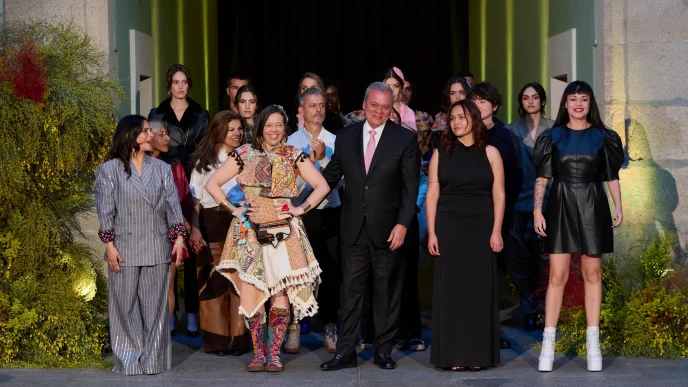 Ovidio Claros Polanco, presidente ejecutivo de la Cámara de Comercio de Bogotá, junto a los 7 diseñadores que integran [PUENTE] Internacional.