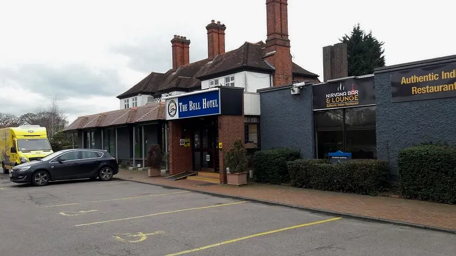 Fachada del hotel The Bell en Epping, escenario de recientes desalojos de solicitantes de asilo.