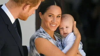 El príncipe Harry y Meghan Markle caminando de la mano con uno de sus hijos durante un acto público.