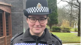 Retrato de la agente de policía Jess Turnbull con su uniforme oficial de Northumbria.