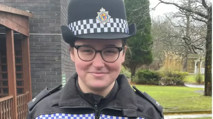 Retrato de la agente de policía Jess Turnbull con su uniforme oficial de Northumbria.
