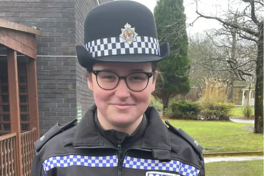 Retrato de la agente de policía Jess Turnbull con su uniforme oficial de Northumbria.
