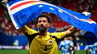 Vozinha celebrando con la bandera de Cabo Verde tras el partido contra España en el Mundial 2026.