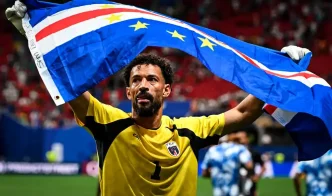 Vozinha celebrando con la bandera de Cabo Verde tras el partido contra España en el Mundial 2026.