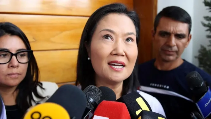 La candidata Keiko Fujimori durante una rueda de prensa en el contexto de las elecciones presidenciales de Perú.