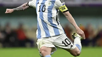 Lionel Messi disparando el balón durante un partido en la Copa del Mundo 2026.