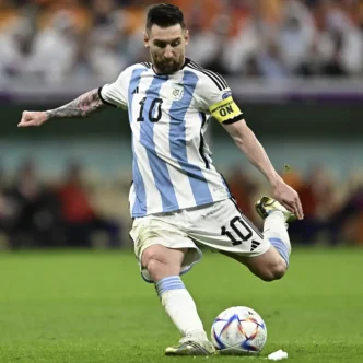 Lionel Messi disparando el balón durante un partido en la Copa del Mundo 2026.