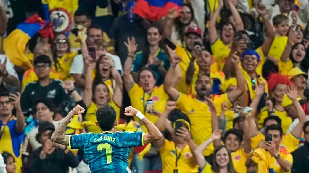 Luis Díaz celebrando un gol de la Selección Colombia ante la afición en el Mundial 2026.