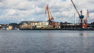 Vista panorámica del Royal Victoria Dock en Londres, un área de aguas profundas rodeada por edificios modernos.