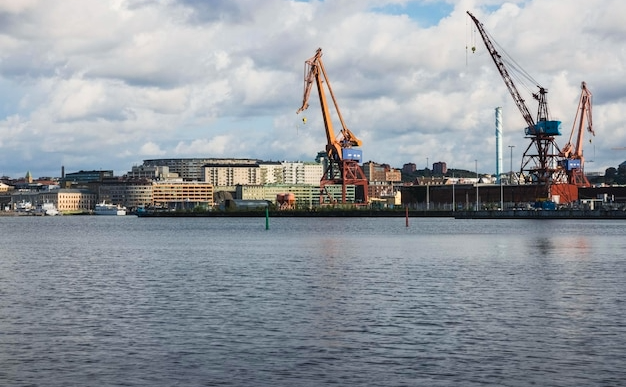 Vista panorámica del Royal Victoria Dock en Londres, un área de aguas profundas rodeada por edificios modernos.