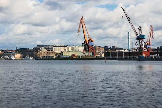 Vista panorámica del Royal Victoria Dock en Londres, un área de aguas profundas rodeada por edificios modernos.
