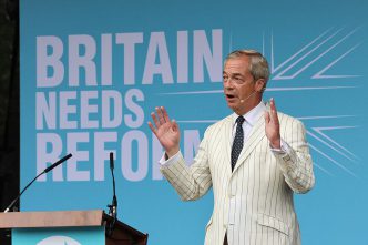 Nigel Farage líder de Reform UK exigiendo elecciones generales en Reino Unido