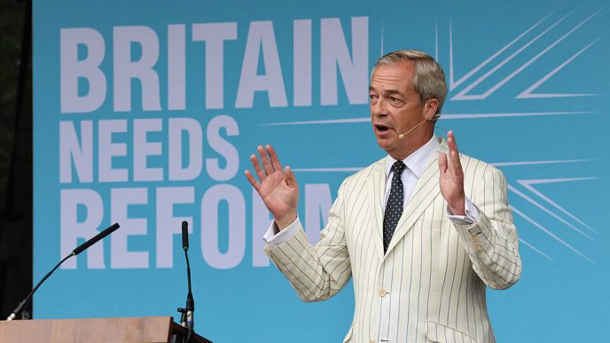 Nigel Farage líder de Reform UK exigiendo elecciones generales en Reino Unido