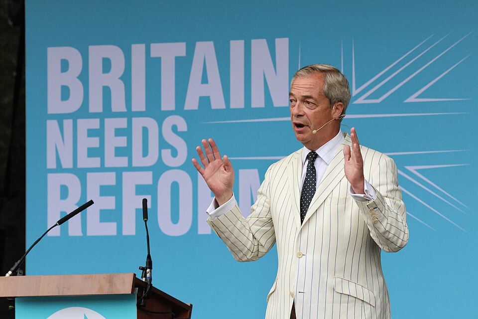 Nigel Farage líder de Reform UK exigiendo elecciones generales en Reino Unido