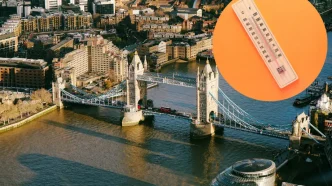 Un termómetro marcando altas temperaturas con el horizonte de la ciudad de Londres al fondo en un día soleado.