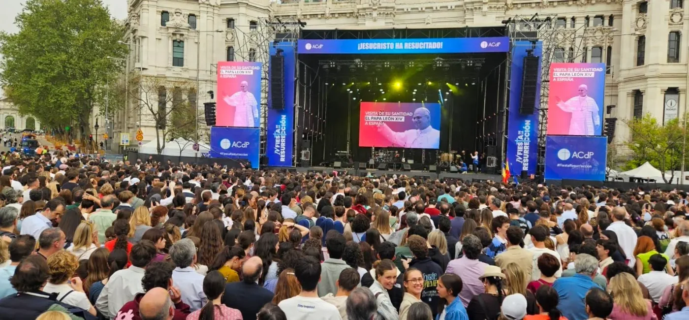 Papa León durante misa multitudinaria en Madrid