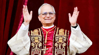 El Papa León XIV saludando durante su visita oficial a España en 2026