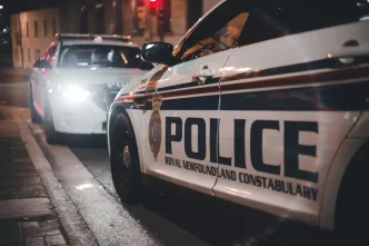 Patrulla de la policía en una calle de Londres durante una investigación.